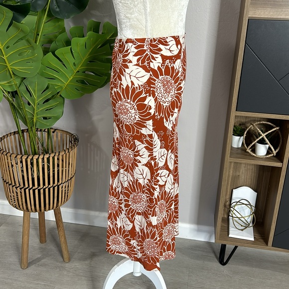 Madewell silk midi slip skirt in sunflower season - Picture 4 of 10